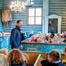 50 barn og unge sang for Kronprinsen under kirkebesøket.  Foto: Stian Lysberg Solum / NTB scanpix